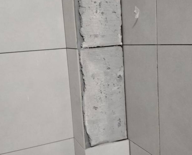鹤岗市瓷砖空鼓维修公司分享下瓷砖施工前基层浇水润湿程度不足，可能导致以下问题